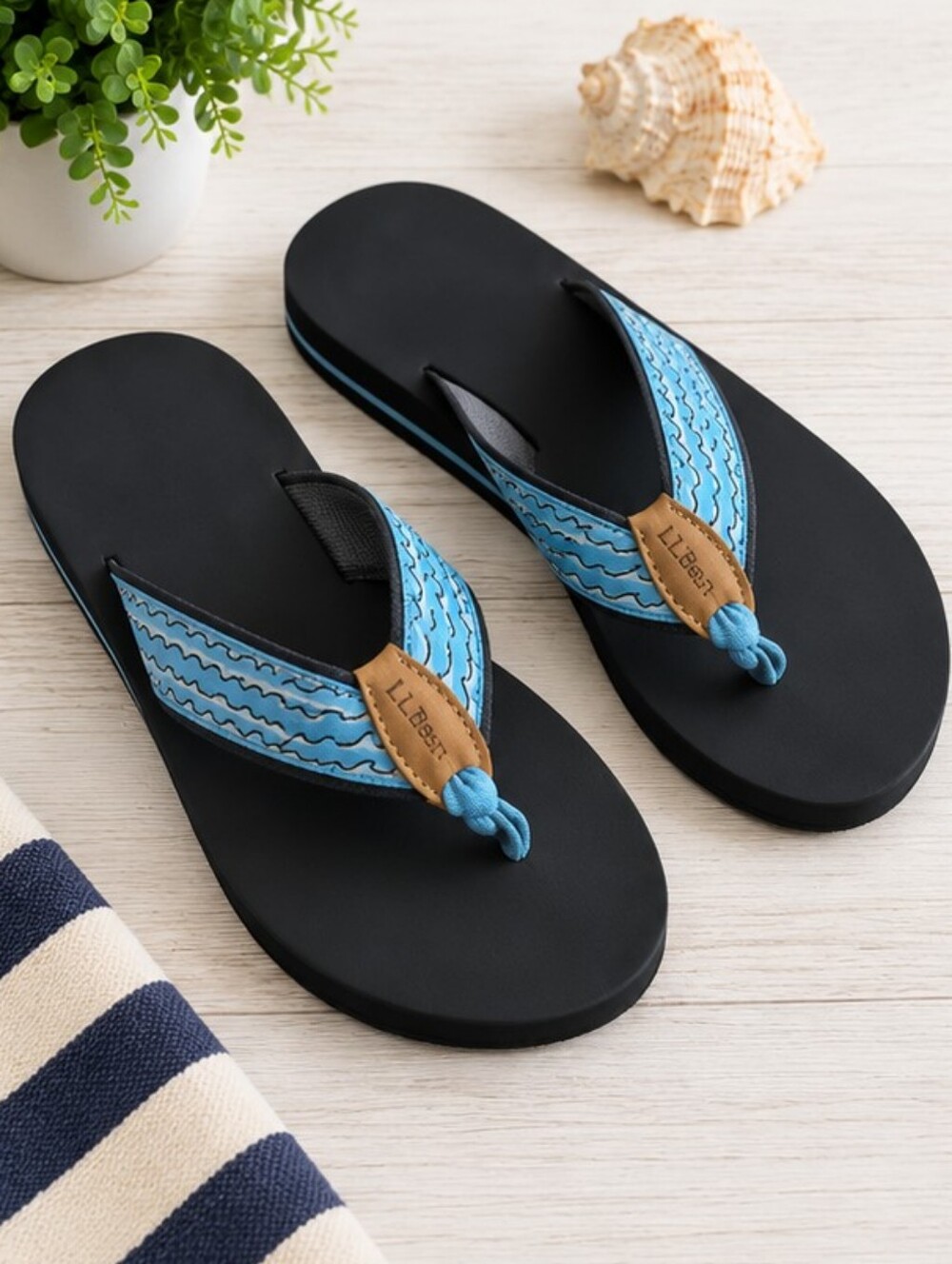 L.L. Bean Women’s Size 9 Wave Print Flip Flops Blue Sandals